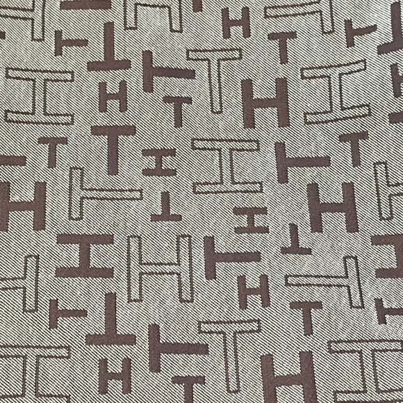 Tommy Hilfiger Logo Shoulder Bag – Cloth with Leather Trim 👜✨ - Picture 2 of 14